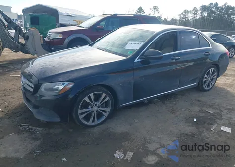 2016 Mercedes-Benz C 300 z USA, uszkodzony, nr VIN 55SWF4JB5GU129684